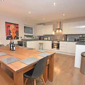 Free Parking, Stylish And Spacious Holiday home
