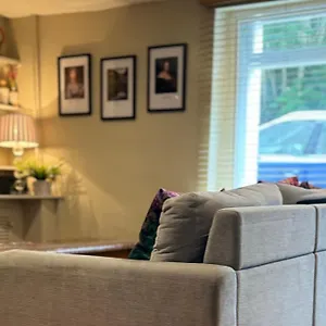 Beautiful Townhouse Next To Royal Victoria Park And Botanical Gardens Within Easy Walking Distance To Centre Holiday home
